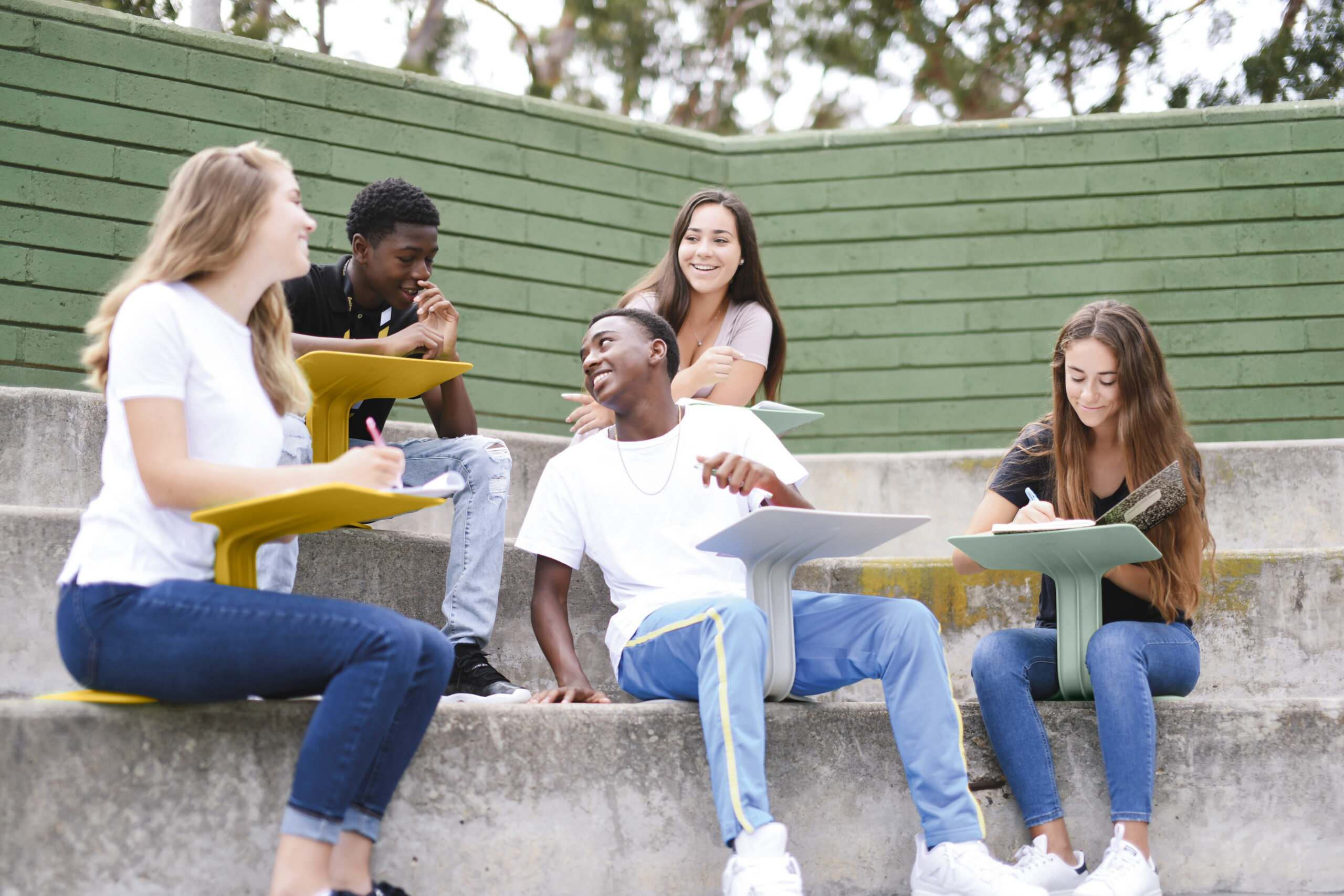 Tragbarer Sitz-Tisch für Schule, Homeoffice & unterwegs – Bild 2